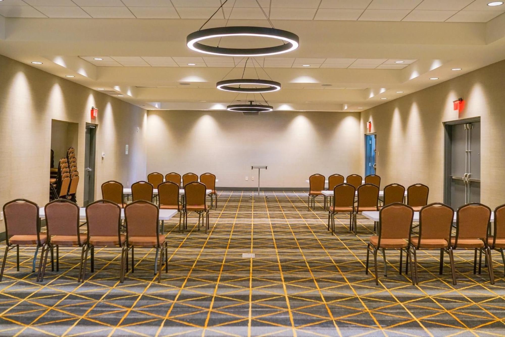 Holiday Inn & Suites - Fayetteville W-Fort Bragg Area By Ihg Екстериор снимка
